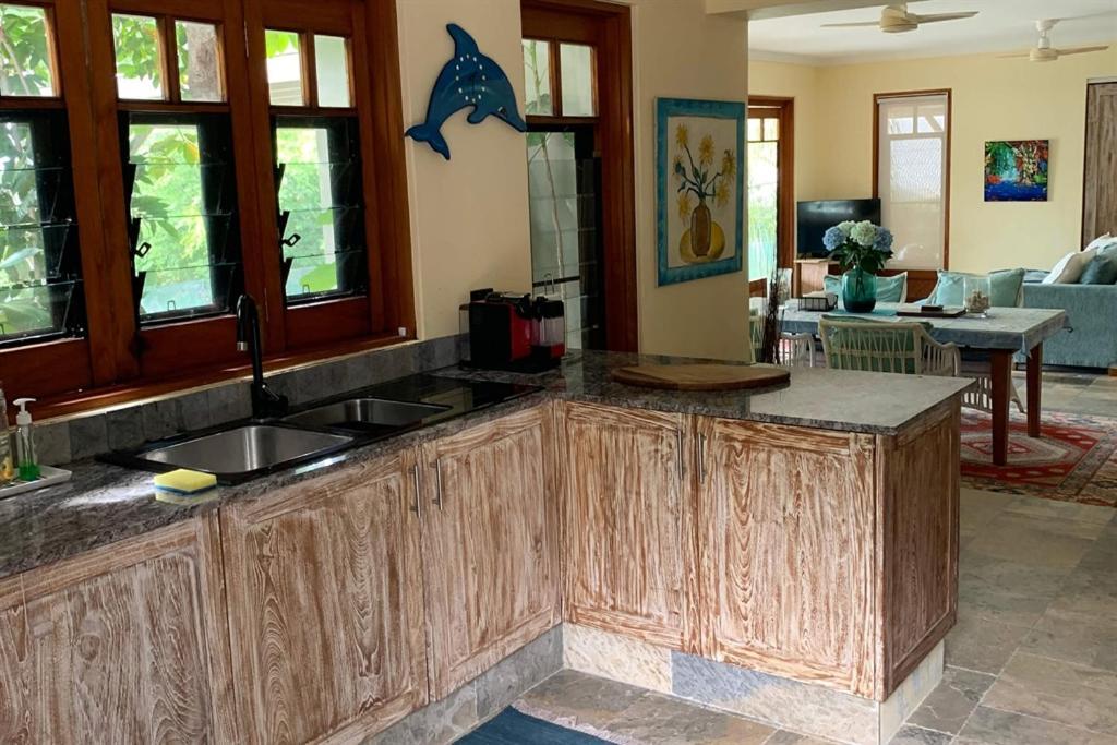 Beachfront Dolphin Cabin Oak Beach Экстерьер фото
