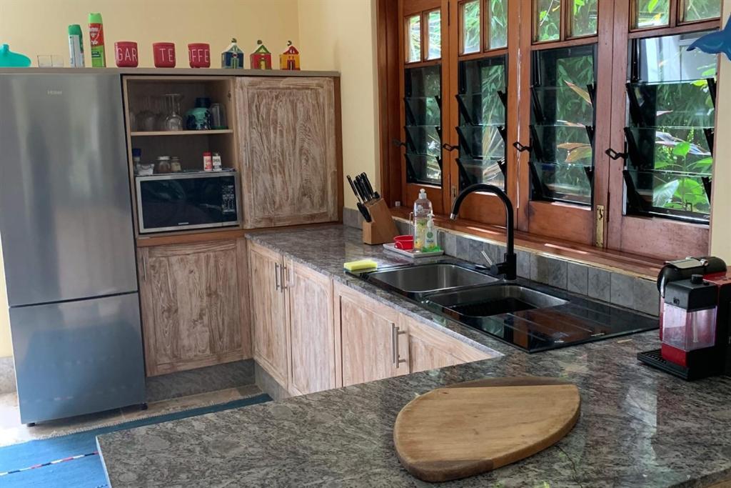 Beachfront Dolphin Cabin Oak Beach Экстерьер фото